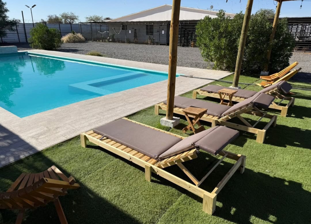 Piscina privada con reposeras
